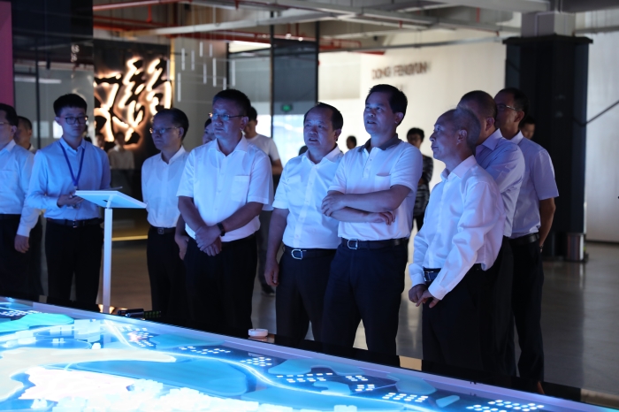 1535611232805597.jpg 陳文山向陳豪匯報小鎮(zhèn)投資建設(shè)情況.jpg