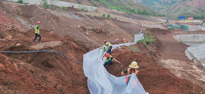 1562727402224109.jpg 項(xiàng)目部人員和現(xiàn)場(chǎng)施工人員共同參與到演練中來.jpg