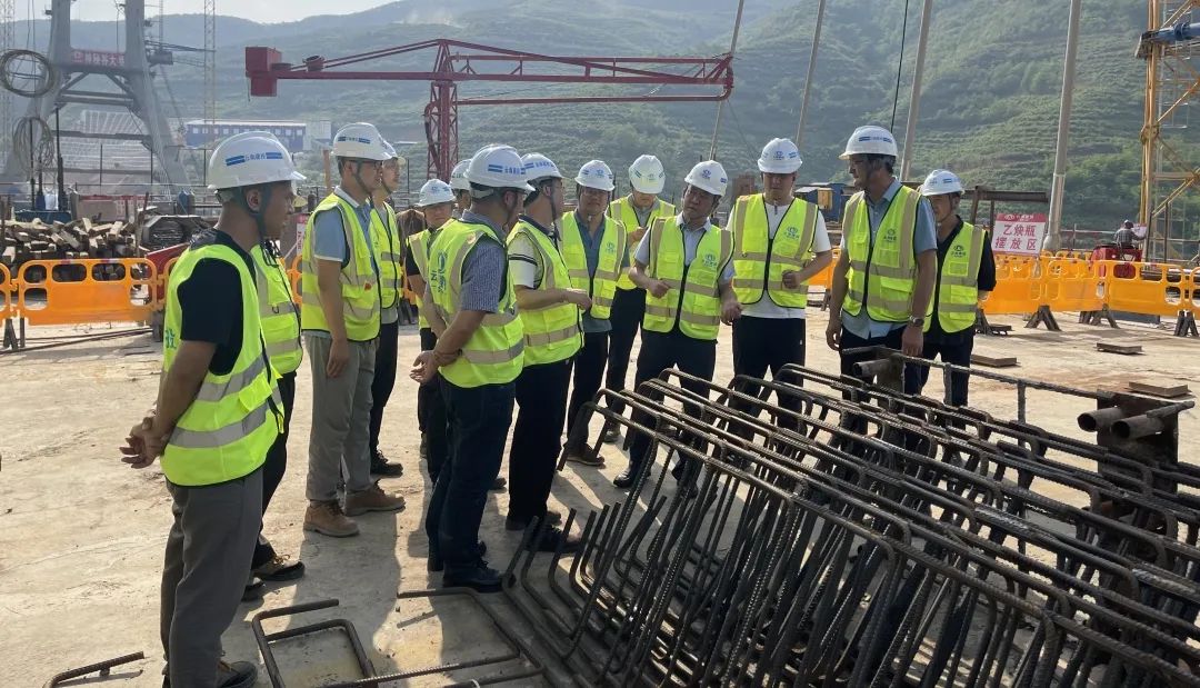 1651020786406216.jpg 2022-04-27-吳勇帶隊(duì)到G214線景洪南神秘谷瀾滄江大橋項(xiàng)目檢查指導(dǎo)(1).jpg