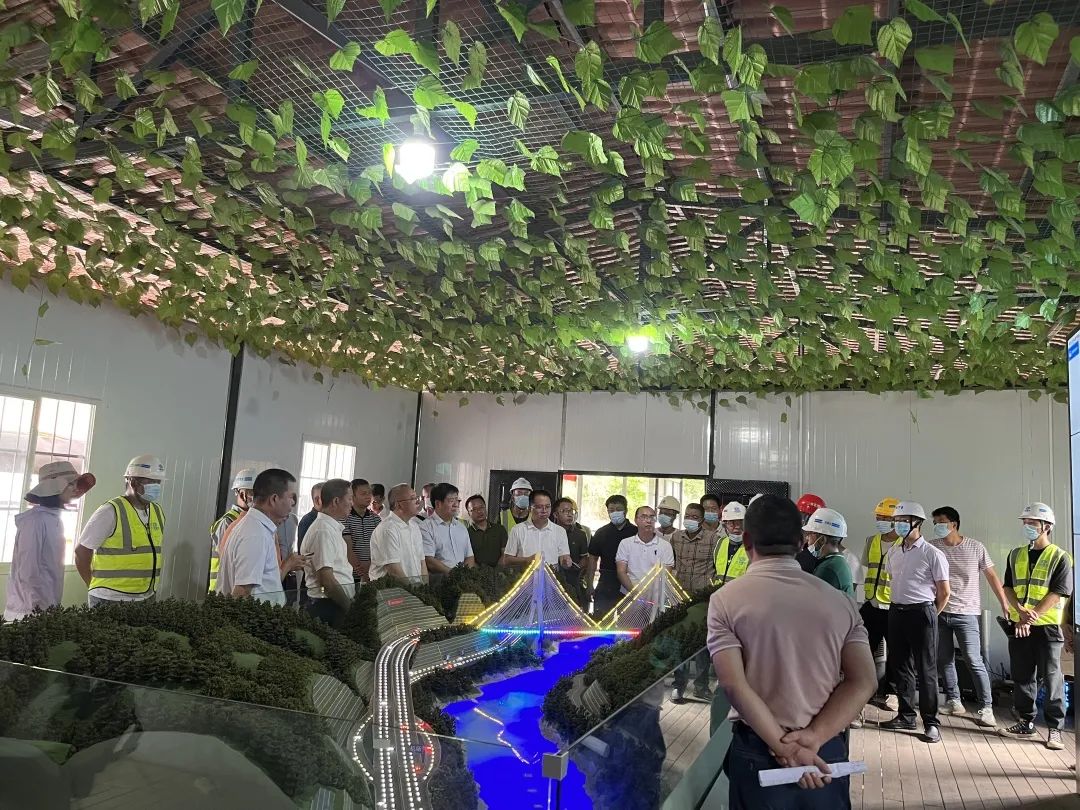 1656385448827621.jpg 西雙版納州委書(shū)記朱家偉到景洪神秘谷瀾滄江特大橋項(xiàng)目調(diào)研.jpg