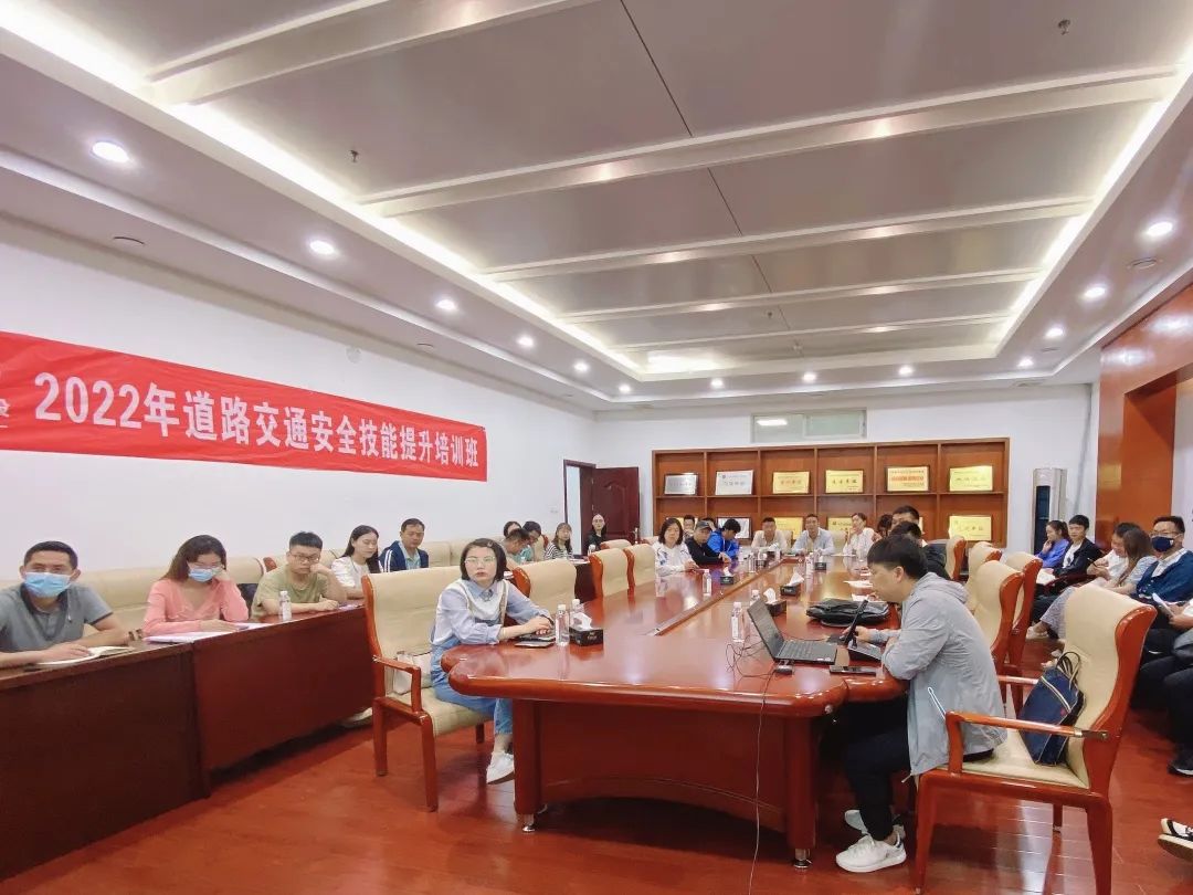 1657596626495803.jpg 云南省鐵路集團(tuán)有限公司開(kāi)展道路交通安全技能提升四級(jí)培訓(xùn)2.jpg