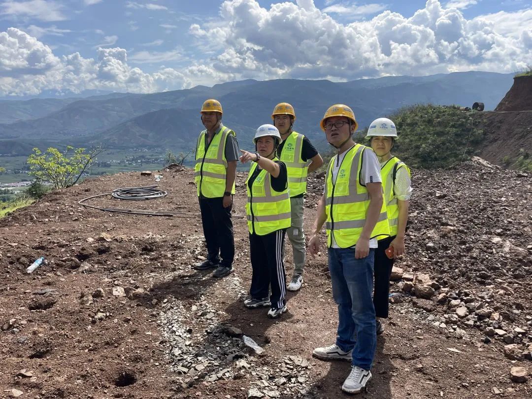 1659493308644248.jpg 公司工會(huì)到賓鶴高速公路項(xiàng)目開展“夏送清涼”慰問活動(dòng)2.jpg