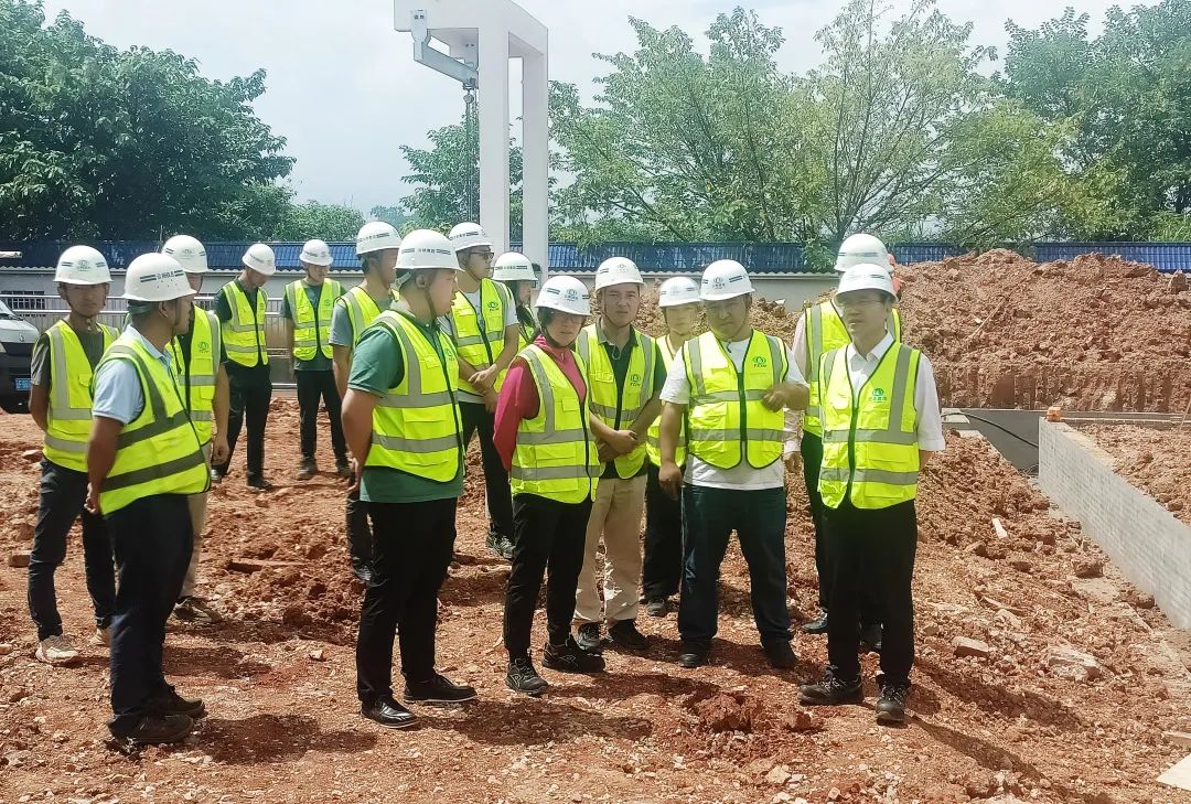 1660548089166705.jpg 張聯(lián)紅帶隊(duì)到建水片區(qū)項(xiàng)目開展安全綜合大檢查并開展“夏送清涼”慰問活動(dòng)2.jpg