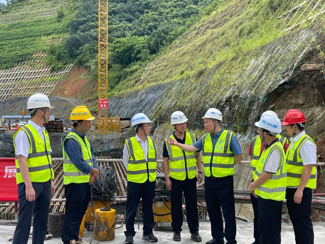 陳祖軍一行到景洪市神秘谷瀾滄江大橋項目調(diào)研2.jpg