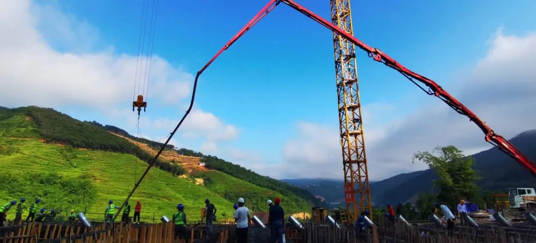 1668736708176897.jpg 2022-11-17-景洪市神秘谷瀾滄江特大橋江北6號(hào)塔邊跨現(xiàn)澆段主梁混凝土第一次澆筑順利完成.jpg
