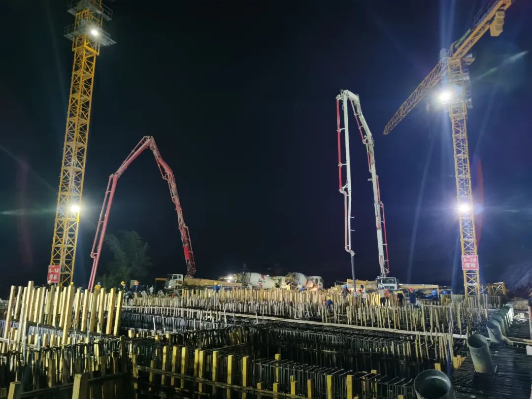 1668736717593118.jpg 2022-11-17-景洪市神秘谷瀾滄江特大橋江北6號(hào)塔邊跨現(xiàn)澆段主梁混凝土第一次澆筑順利完成1.jpg