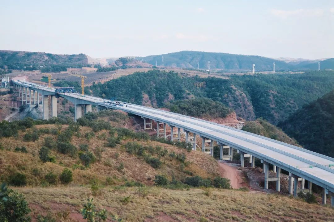 2022-12-24-剛構(gòu)過江，銀龍起舞——永大高速羊蹄江大橋合龍！2.jpg