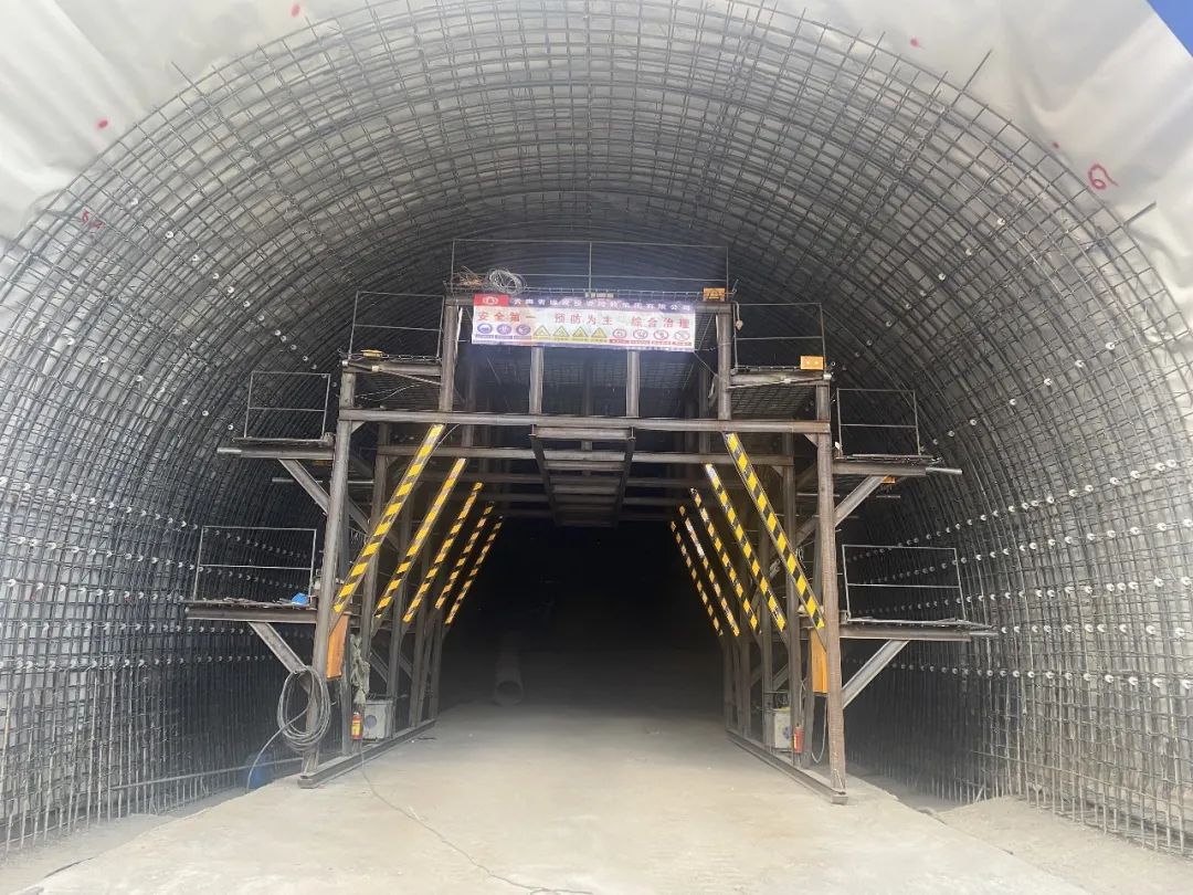 1677805079933754.jpg 2023-2-27-賓鶴高速黃坪3號(hào)隧道首模二襯順利完成澆筑.jpg