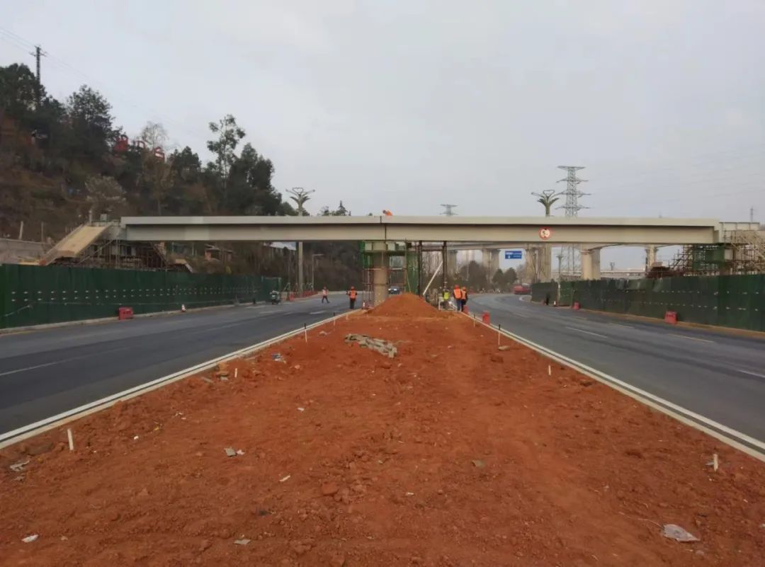 1678066942447753.jpg 2023-3-5-安石項(xiàng)目人行天橋鋼箱梁吊裝成功.jpg